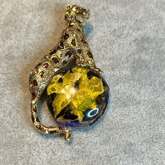 Elegant Gold and Brown Leopard Reptile Brooch - Picture 1 of 11